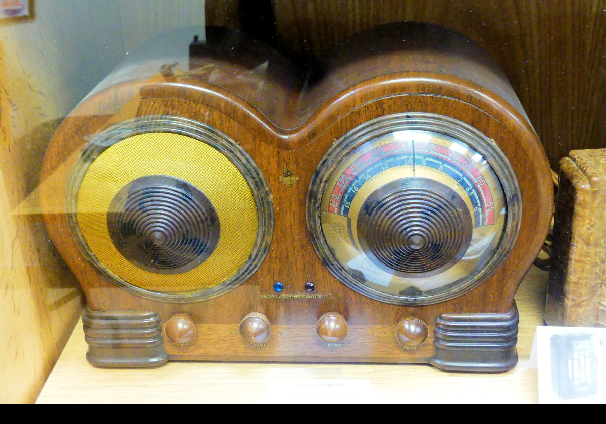 Emerson "Mae West" radio.  Model BD-197 from 1939.