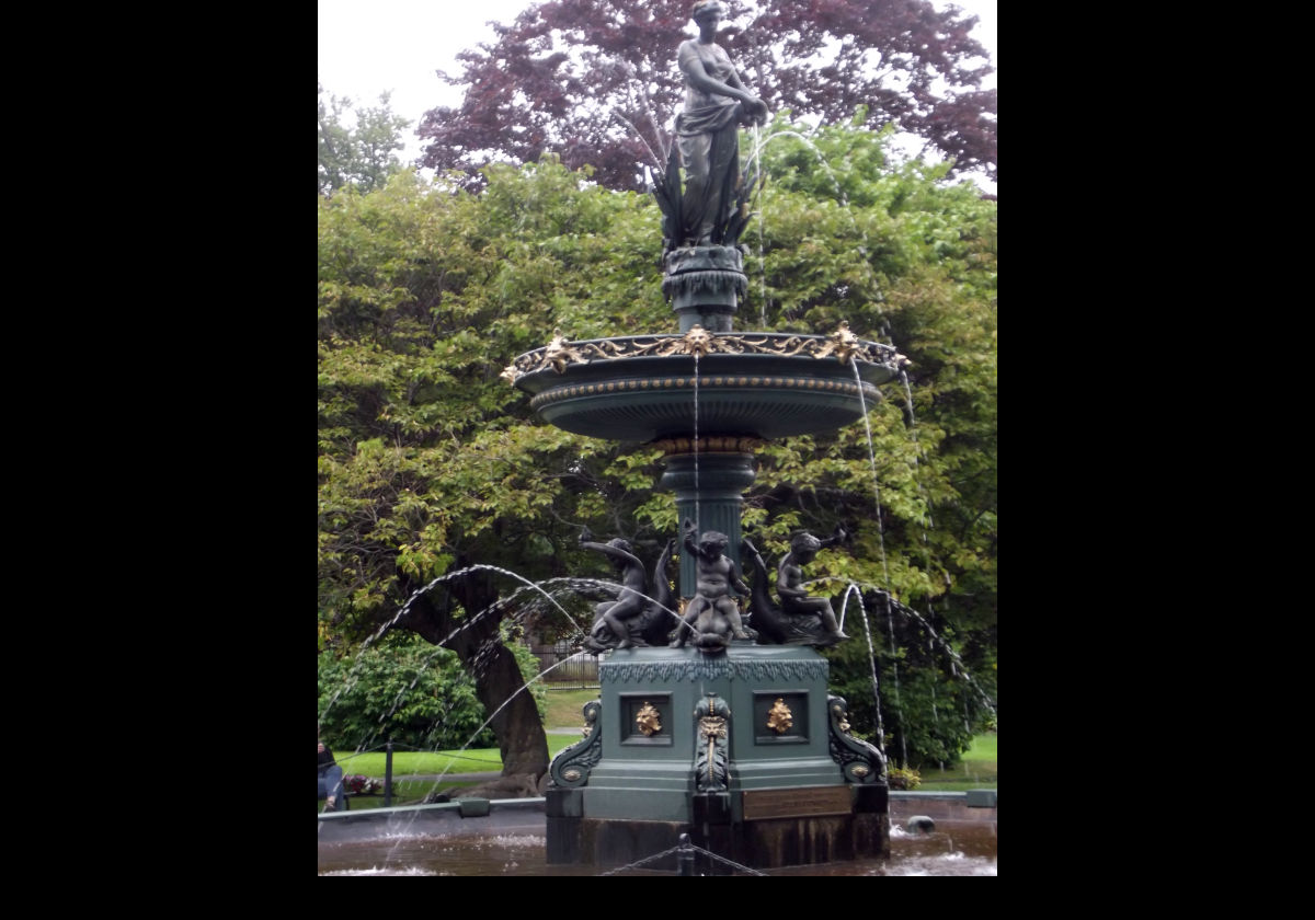 To celebrate Queen Victoria’s Diamond Jubilee, the Victoria Jubilee Fountain was added to the Gardens in 1897.
