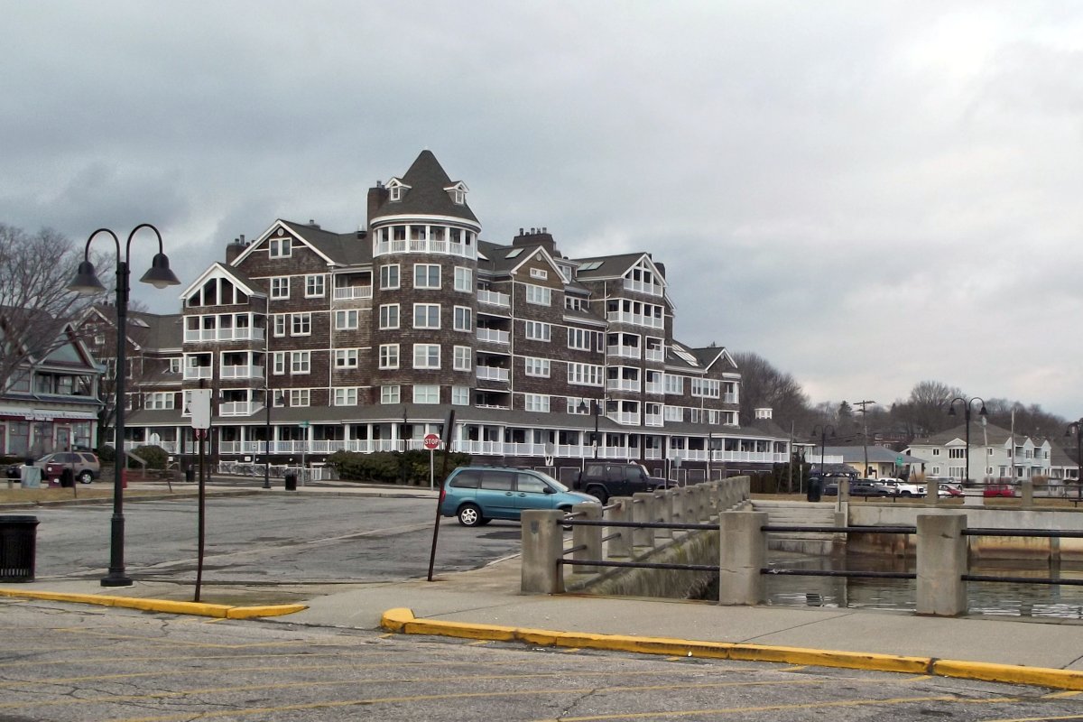 This picture shows The Bay View Condominiums.  It opened in 1989 on the site of the Bay View Hotel, the last of the very large Jamestown hotels which was demolished in 1985.  The exterior of the condo looks very like the old hotel.  