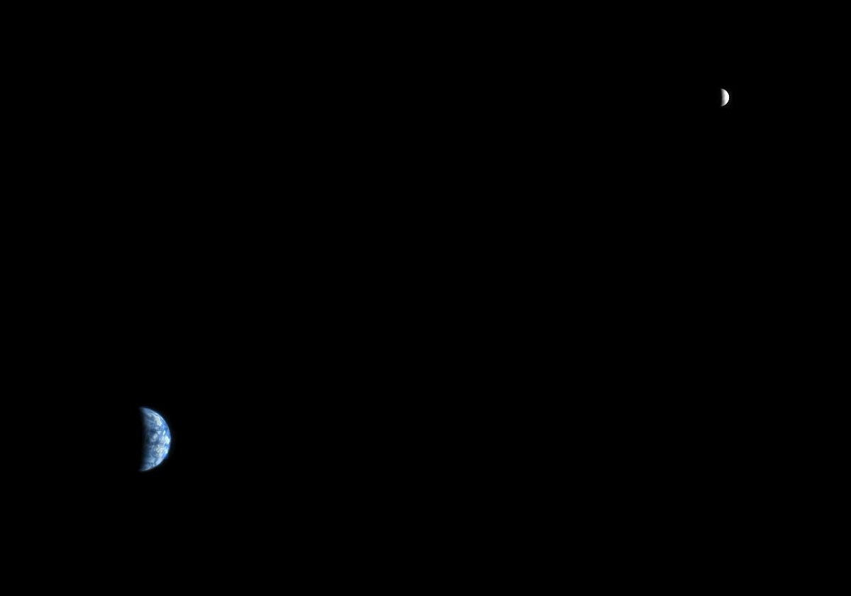 The Earth and the Moon taken with the HiRISE camera on NASA's Mars Reconnaissance Orbiter on October 3, 2007, from Mars orbit.  Credit: NASA/JPL-Caltech/University of Arizona 